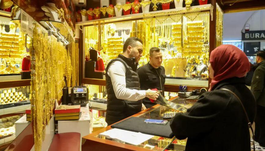 Gold prices surge in Pakistan, global markets