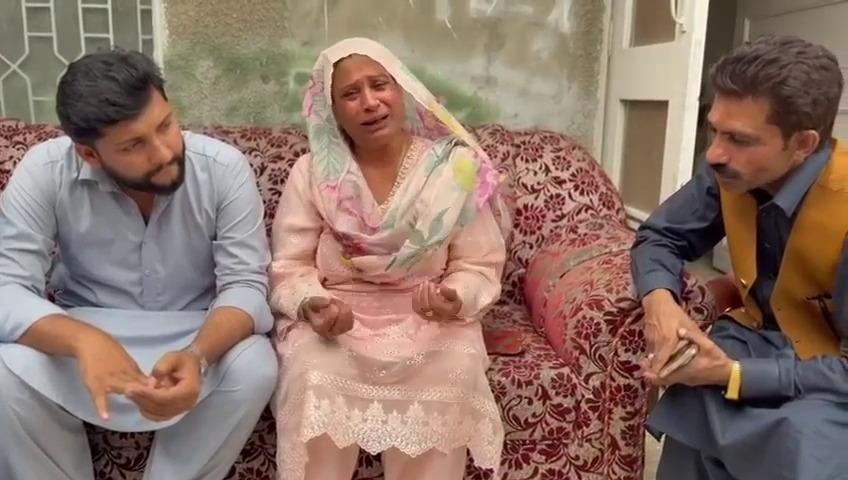 گلوکارہ نصیبو لال  نغمہ نگار الطاف باجوہ مرحوم  کے اہل خانہ سے تعزیت کرنے ان گھر پہنچ گئیں