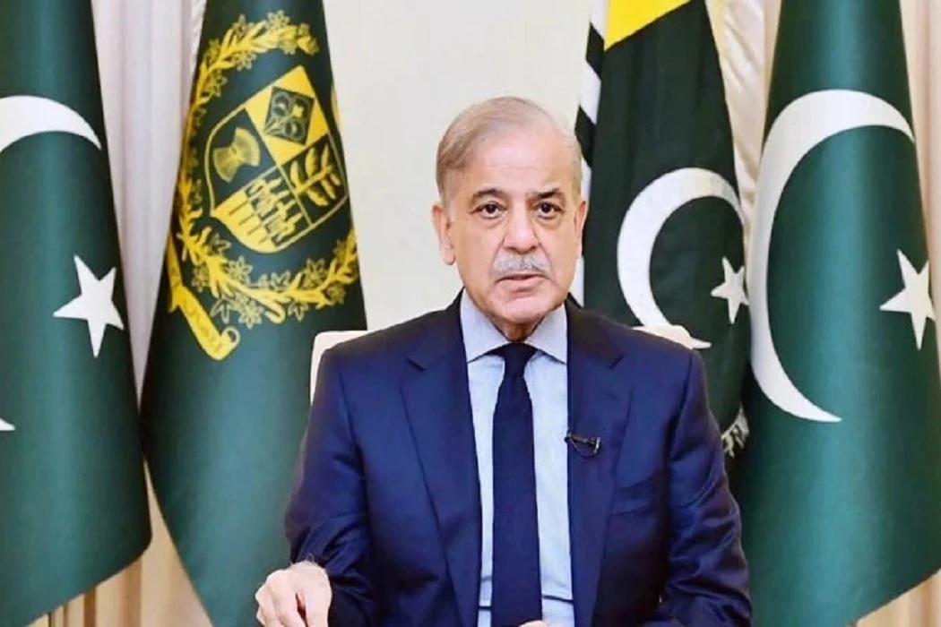 وزیراعظم کا شہریوں کیلئے  بڑا ریلیف،ٹرینوں کے کرایوں میں اضافہ روک دیا گیا