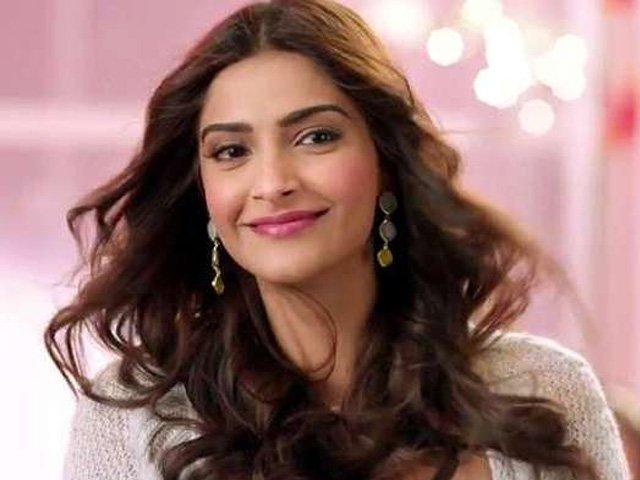 پگڑی انتخاب ہوسکتی ہے تو حجاب کیوں نہیں؟ سونم کپور