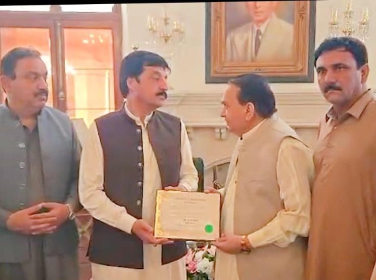 گورنر پنجاب سردار سلیم حیدر نے شاعر ایس ایم صادق کو بہترین پنجابی شاعر کے ایوارڈ سے نواز دیا