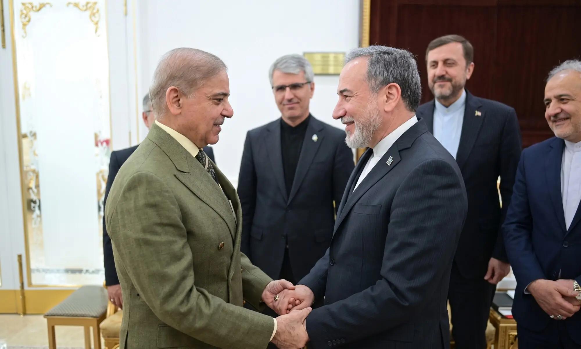  عباس عراقچی کی وفد کےہمراہ وزیر اعظم سے ملاقات،مشرقِ وسطیٰ اور مذاکرات کے حوالے سے تبادلہ خیال