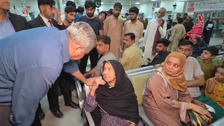 وزیر داخلہ محسن نقوی کا لاہور میں نادرا سنٹر کا دورہ، ناقص انتظامات پر شدید برہم