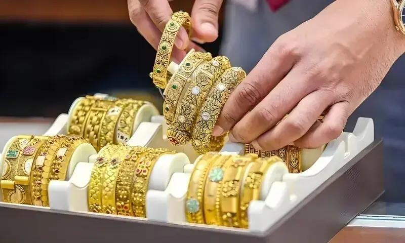 مسلسل دوسرے روز بھی سونا سستا، فی تولہ کتنے کا ہو گیا؟