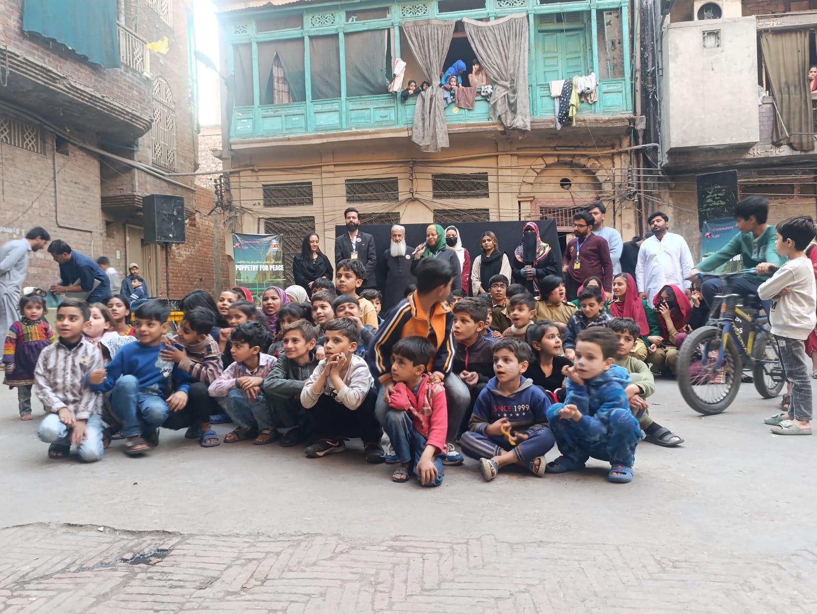 لاہور کی گلیوں سے اُبھرتی امن،ثقافت اور امید کی نئی کہانی ،،رنگ برنگی امن پتلیاں اور  دلچسپ کردار