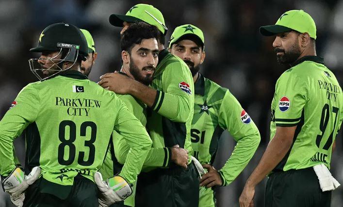 Minhas helps Pakistan dismiss Australia for 200 in first ODI
