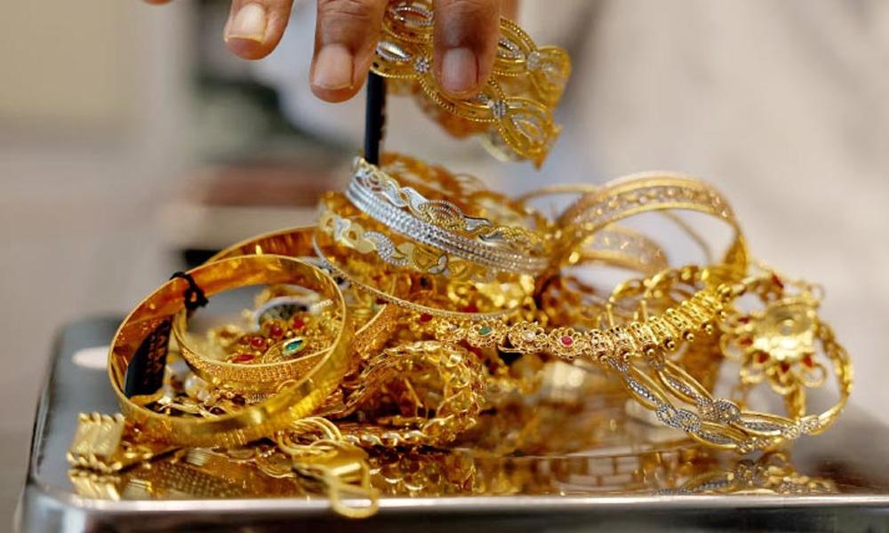 سونے کی قیمت میں مسلسل دوسرے روز بڑی کمی، فی تولہ کتنے کا ہو گیا؟