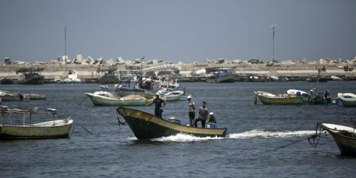 Israeli naval forces detain 7 Gazan fishermen, confiscate boat: Palestinian official