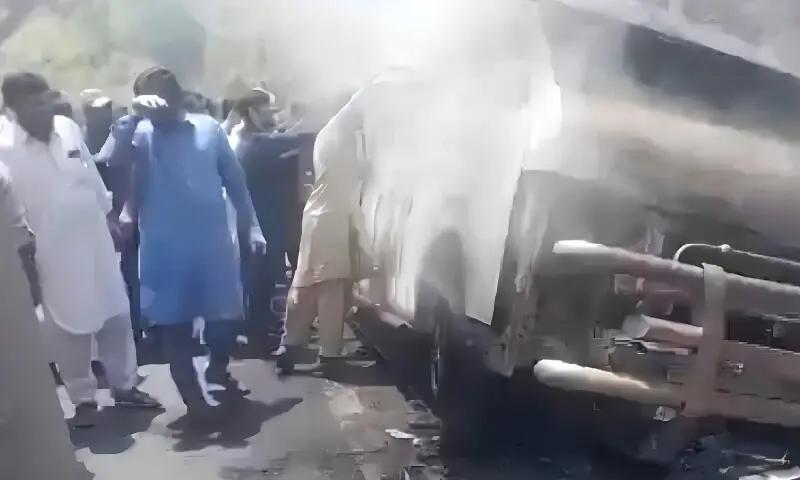 مری: سیاحوں کی وین میں ٹریفک حادثے کے بعد آگ بھڑک اٹھی،10 افراد جاں بحق ،متعدد زخمی