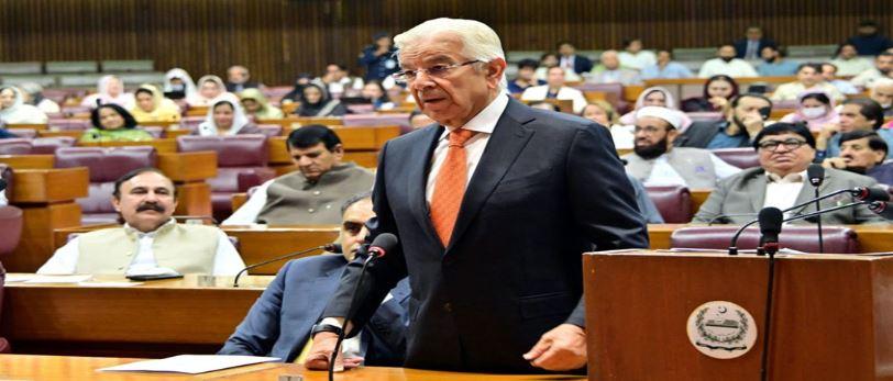 وزیرِ دفاع کی پاکستان تحریک انصاف کو میثاقِ جمہوریت پر دستخط کرنے کی دعوت
