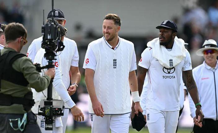 England rout Pakistan to go one up in Test series