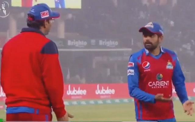 وسیم اکرم کراچی کنگز کی کارکردگی سے خفا، بابر کو دوران میچ ڈانٹ دیا