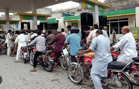پیٹرول ریلیف اسکیم: 5 لیٹر سے کم پیٹرول ڈلوانے والوں کے لیے بھی رعایت کا اعلان