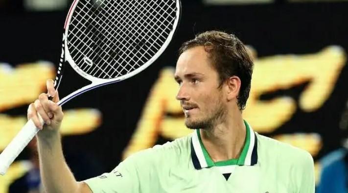 Medvedev disqualified from China Open semi after hitting ball into crowd