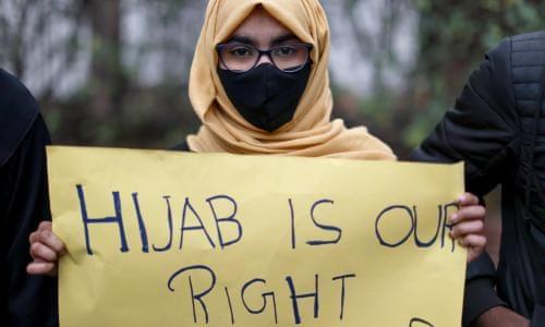 حجاب پہننے پر پابندی ، کرناٹک میں خاتون  لیکچرار نےاستعفی  دیدیا