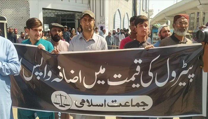 کراچی:  پیٹرول کی قیمتوں میں اضافے کیخلاف جماعتِ اسلامی  کا احتجاج