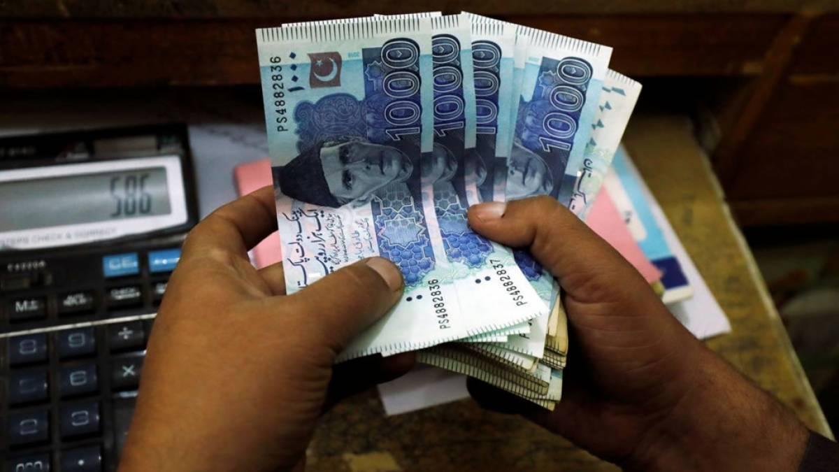 حکومت کا کم از کم اجرت میں 2 سے 8 ہزار روپے تک اضافے پر غور، ذرائع