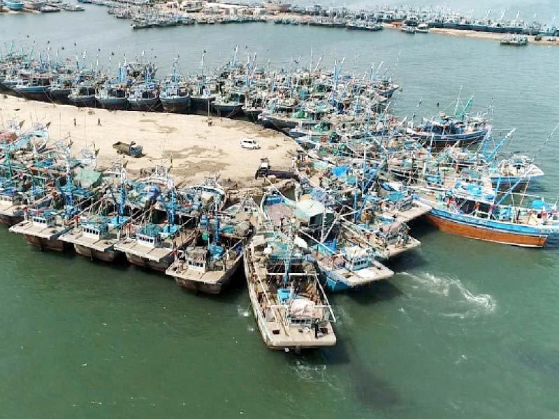 Fishermen block shipping channel of Karachi Port over Balochistan fishing ban