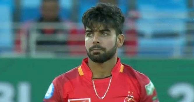 بولر آف دی ٹورنامنٹ کا اعزاز لینے والے شاداب نے اپنا ایوارڈ کس کے نام کیا؟