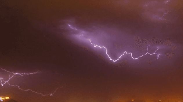 بٹگرام : گھاس کاٹتے ہوئے 4 آدمیوں پر آسمانی بجلی گر گئی