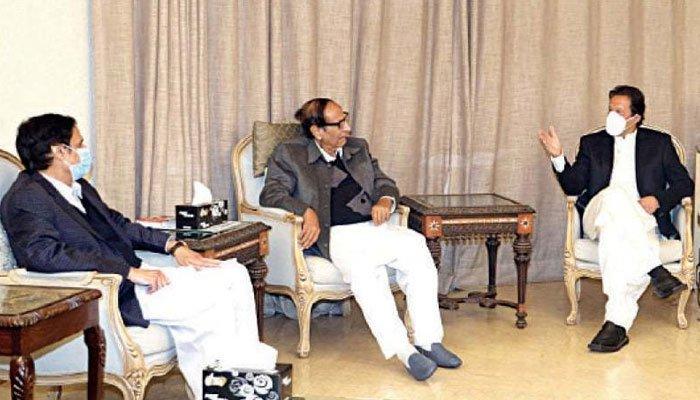 سیاسی ملاقاتوں کا موسم:وزیر اعظم چوہدری برداران سے ملاقات کے بعد ان کی رہائشگاہ سے روانہ