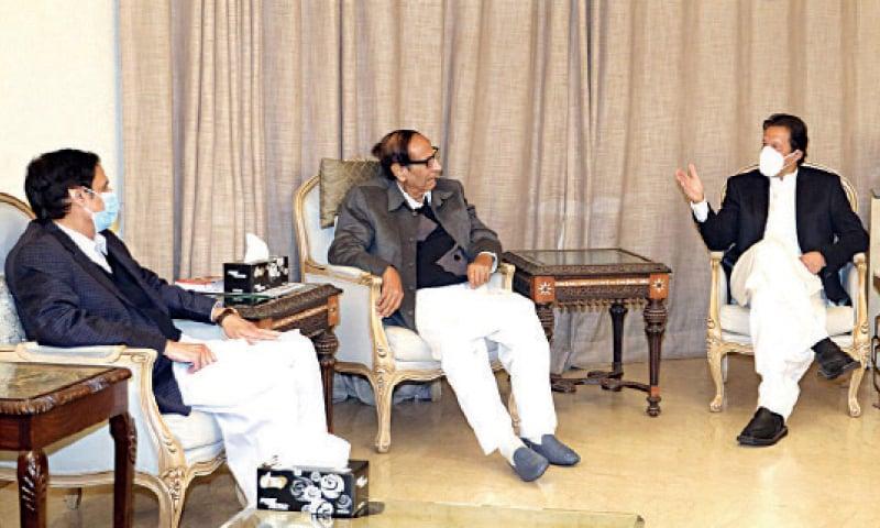 چوہدری برادران کا ڈٹ کر وزیر اعظم کے ساتھ کھڑے رہنے کا اعلان 