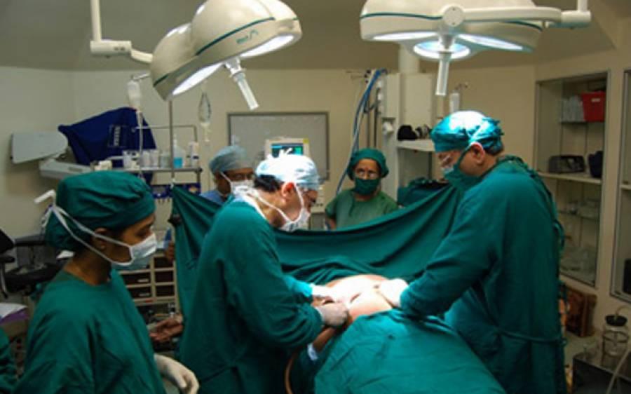 ڈلیوری کے دوران ڈاکٹر  خاتون کے پیٹ سے  سپنچ نکالنا بھول گئی