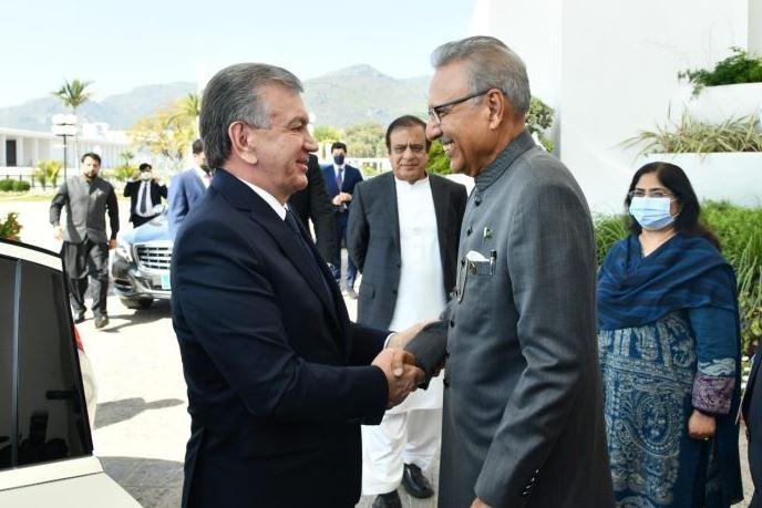 Uzbek president meets President Alvi at Aiwan-e-Sadr