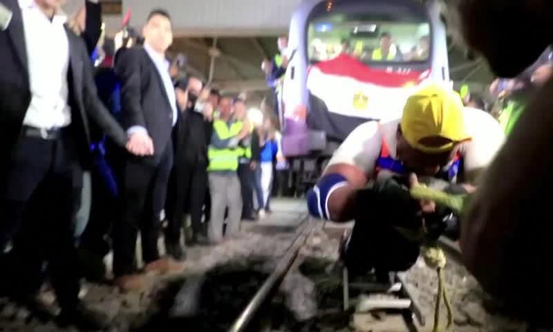 مصری شہری نے 180 ٹن وزنی ٹرین کھینچ ڈالی