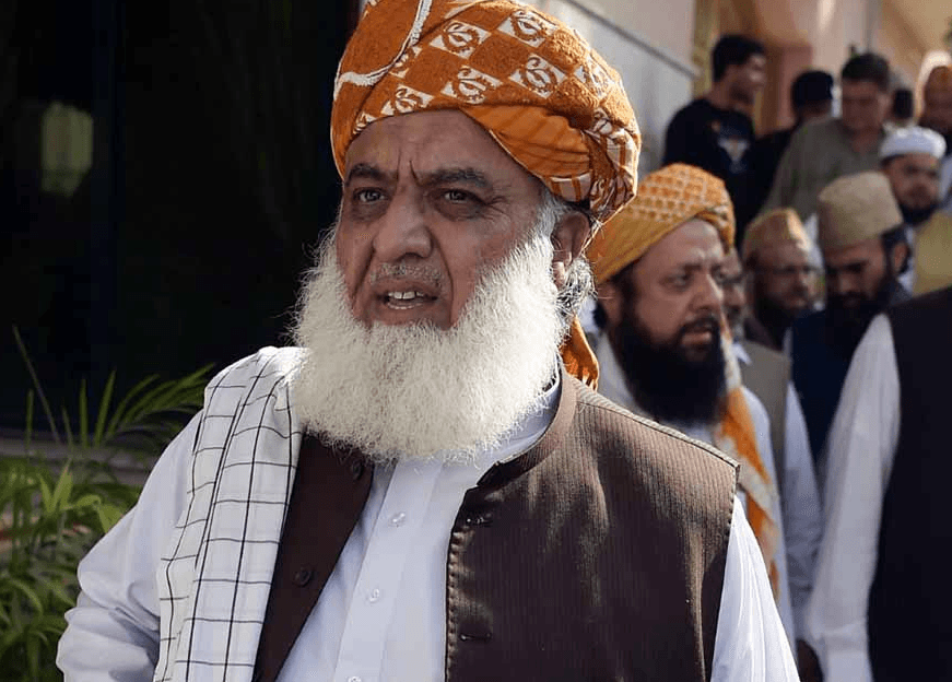 مولانا فضل الرحمان پارلیمنٹ لاجز پہنچ گئے ،گرفتاری دینے کا اعلان