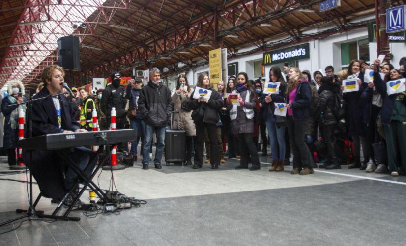 UK's Tom Odell sings for Ukrainian refugees at Romanian station