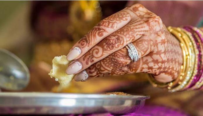 دلہن کو اُلٹے ہاتھ سے کھاتا دیکھ کر دلہے نے شادی سے انکار کردیا