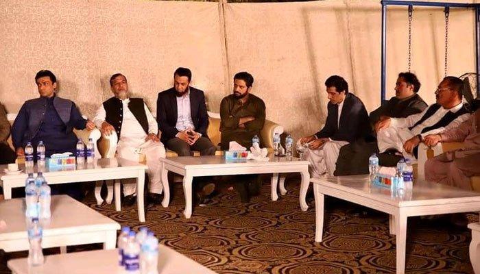 پنجاب اسمبلی میں اپوزیشن لیڈر حمزہ شہباز کی ترین گروپ سے ملاقات کی اندرونی کہانی سامنے آگئی