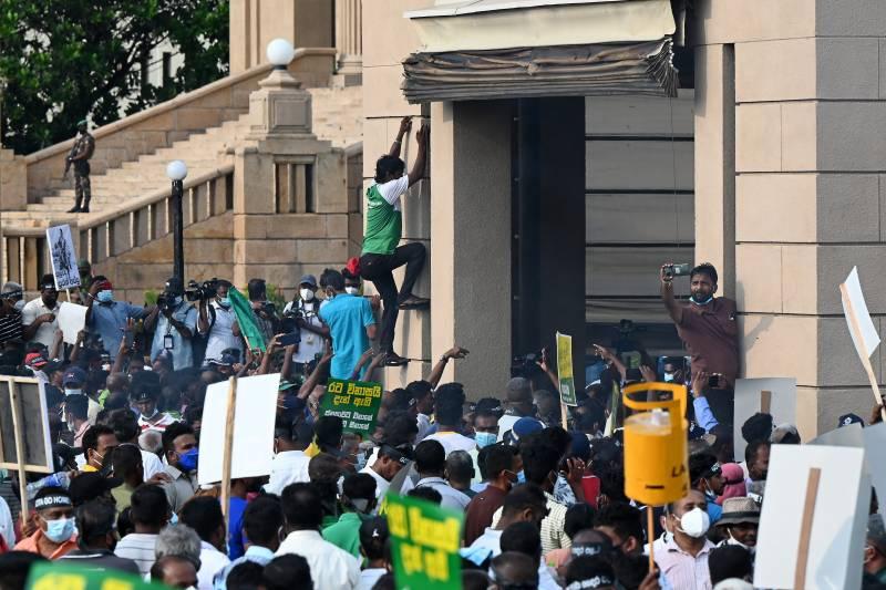 Angry crowd tries to storm Sri Lanka president's office