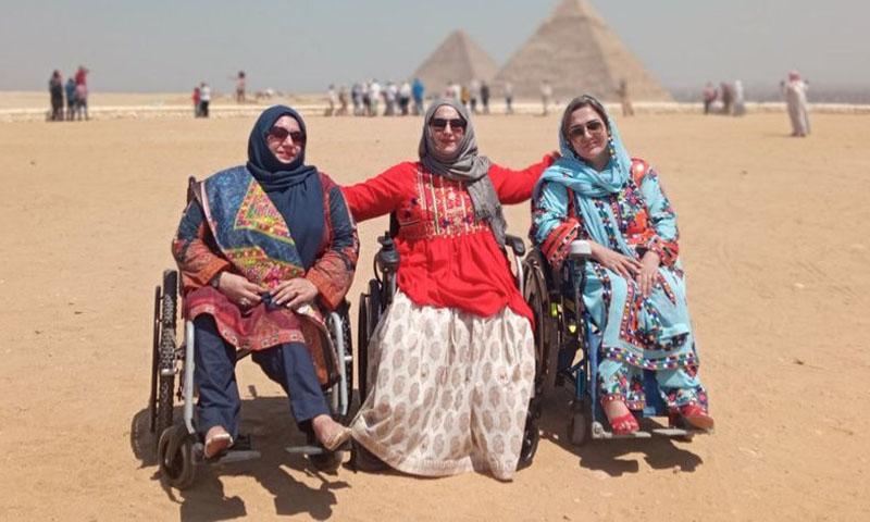 ویل چئیر پر مصر کی سیر کرنے والی تین پاکستانی خواتین