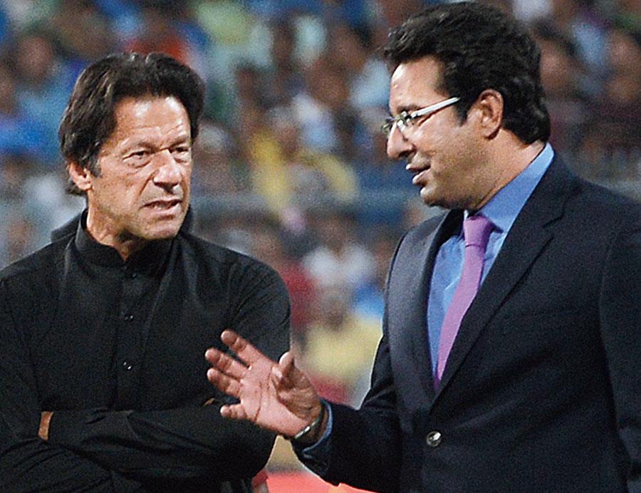 سوئنگ کےسلطان  اپنے کپتان کےساتھ کھڑے ہوگئے