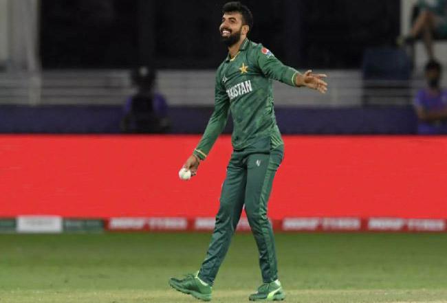 Shadab Khan signs for Yorkshire