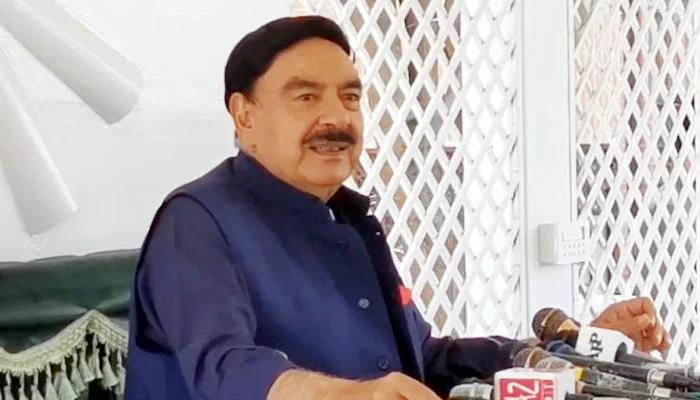 عمران خان مزید 15 دن وزیر اعظم کے عہدے پر رہیں گے:شیخ رشید