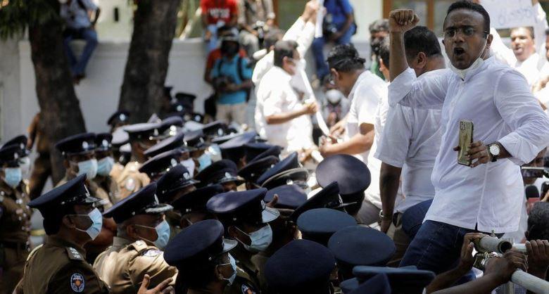 Economic crisis: Sri Lanka's cabinet ministers resign as crisis protesters defy curfew