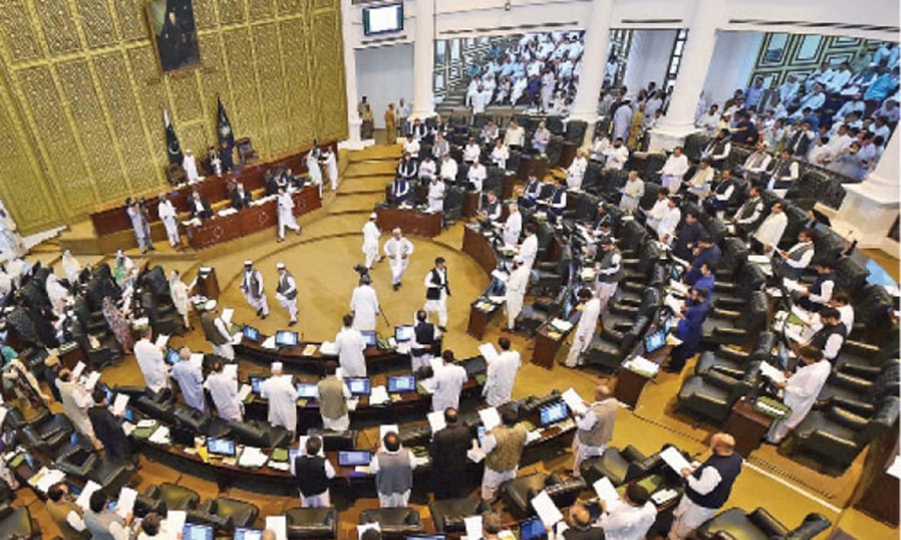 کے پی کے اسمبلی: اپوزیشن اور پی ٹی آ ئی  کے درمیان  ہاتھا پائی