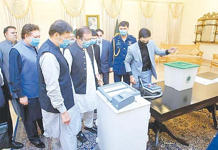 وزیر اعظم کا الیکٹرانک ووٹنگ مشین پر ووٹ ڈالنے کا عملی مظاہرہ