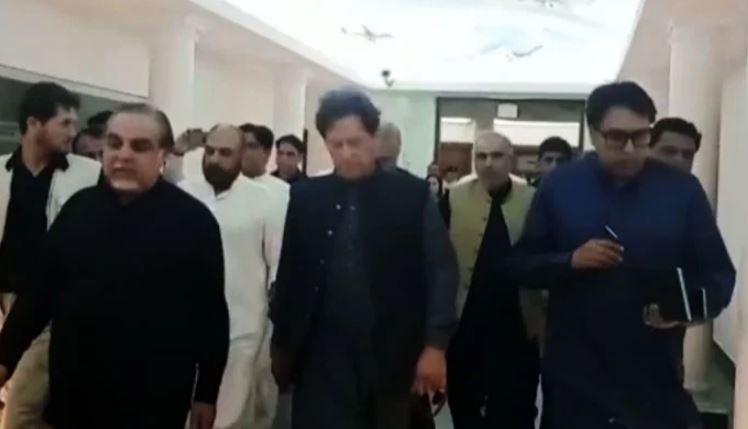 عمران خان خصوصی طیارے کے زریعے کراچی پہنچ گئے