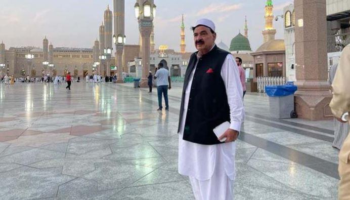 شیخ رشید نے روضہ رسولﷺ پر حاضری کی تصویر شیئر کردی