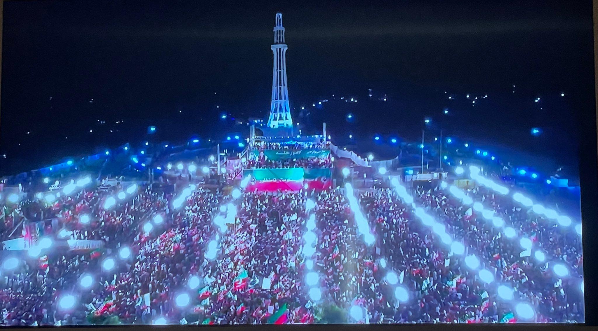 مینارِ پاکستان جلسے میں  عوام کی بڑی تعداد میں شرکت