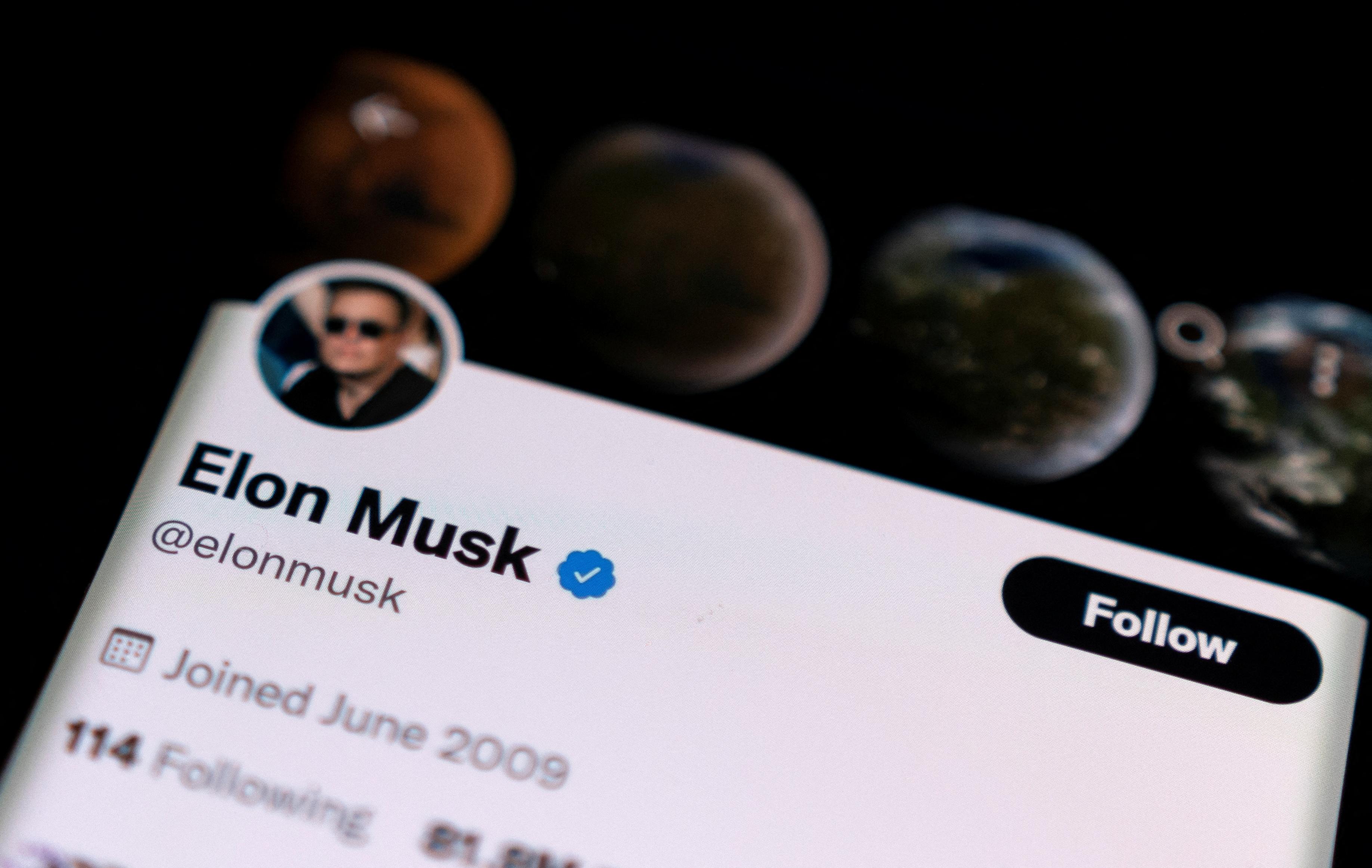 Twitter, under shareholder pressure, begins deal talks with Musk