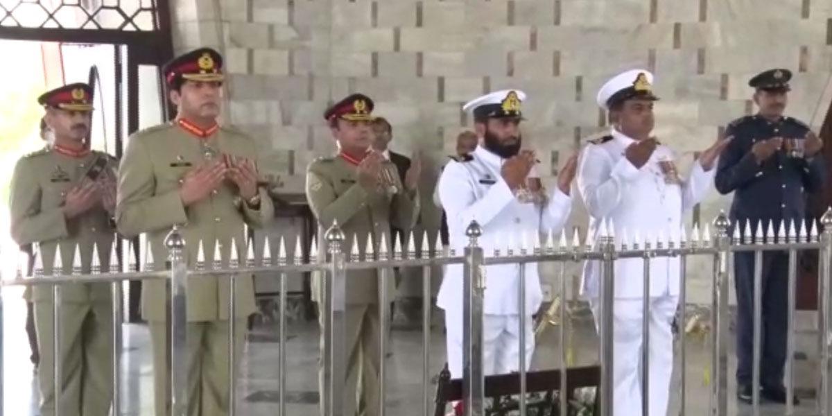 کور کمانڈر کراچی لیفٹیننٹ جنرل ندیم احمد انجم کی مزار قائد پر حاضری