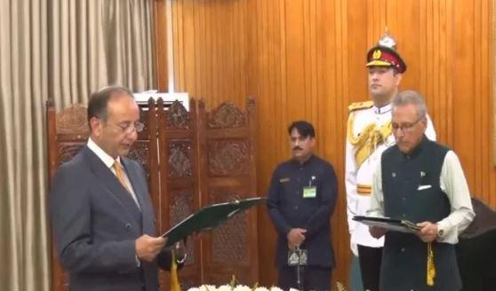 سینیٹر مصدق ملک نے وزیرِ مملکت کے عہدے کا حلف اٹھا لیا