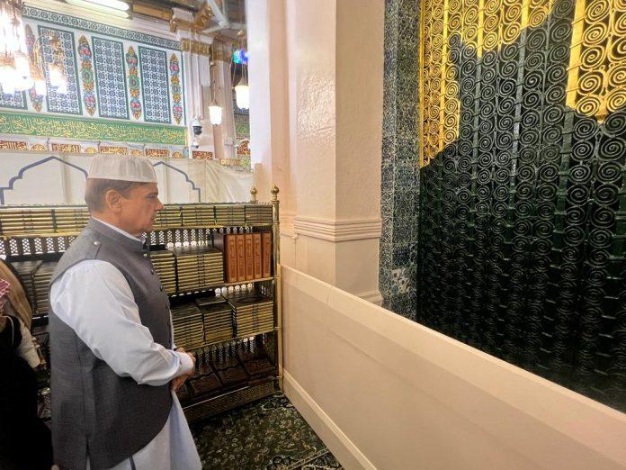 PM offers Jumma-tul-Wida prayers at Masjid-e-Nabavi (PBUH)