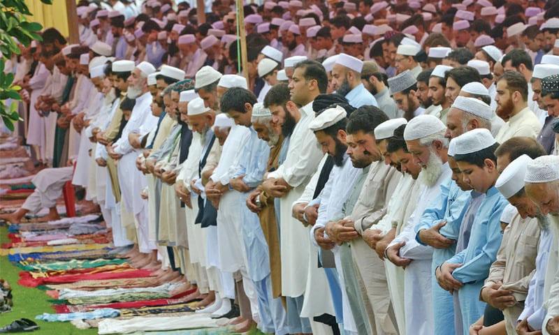 پاکستان میں پھر دو عیدیں، خیبرپختونخوامیں عید کی نماز ادا