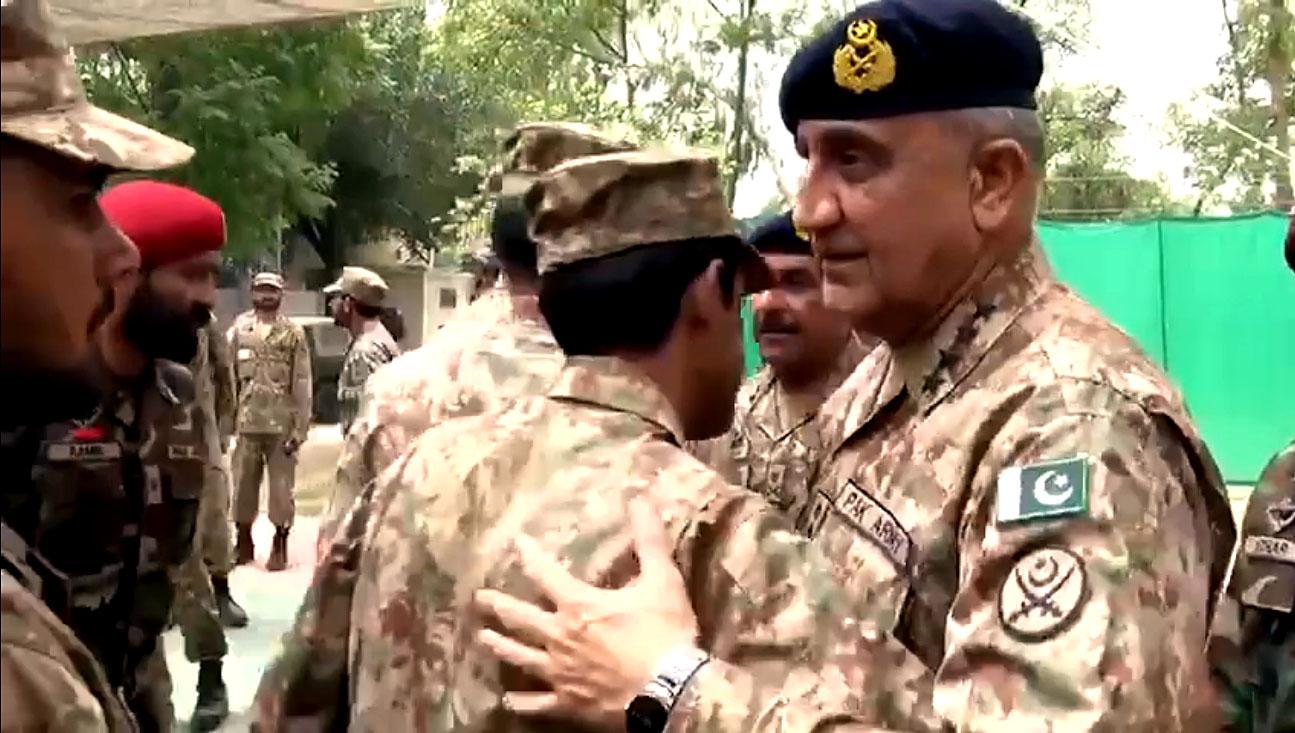 Army Chief spends Eid with troops on LoC